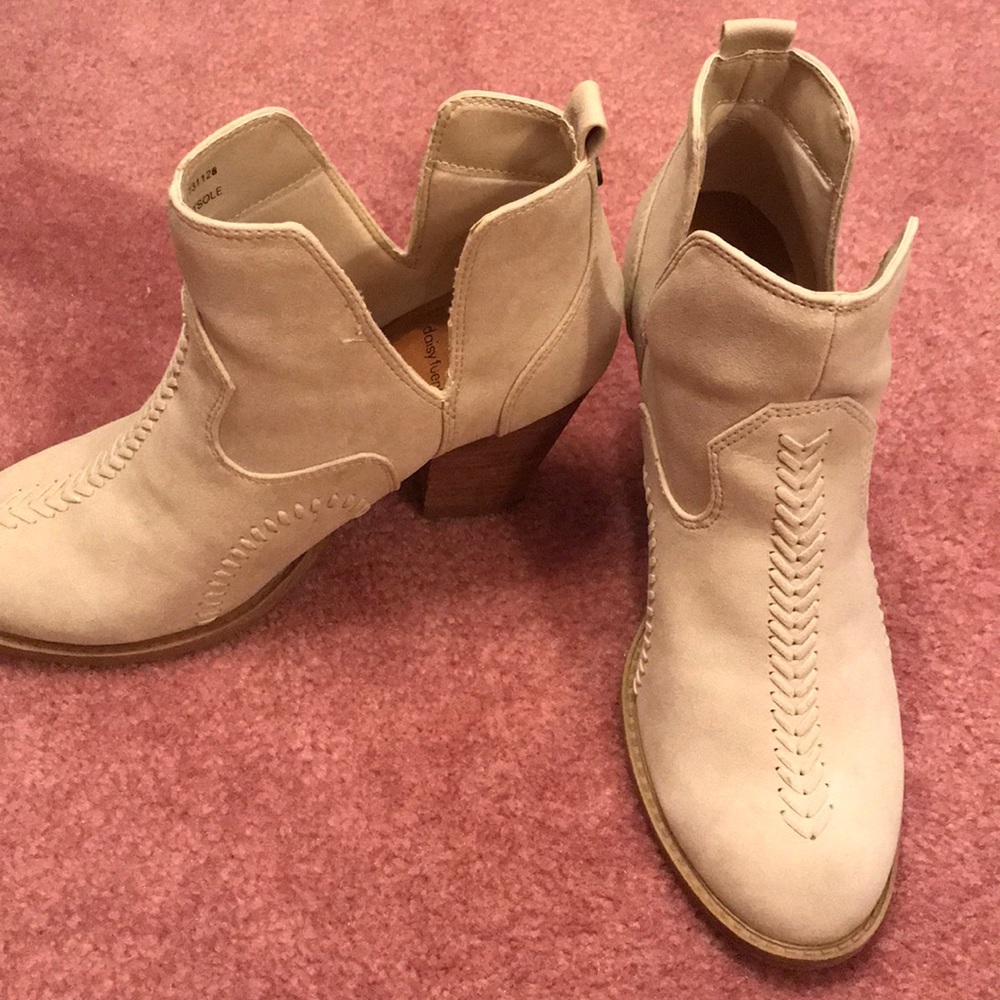 Daisy Fuentes size 8 booties